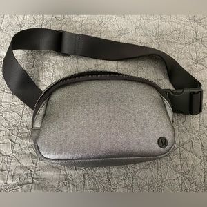 Lululemon Fanny pack almost new used just a few times